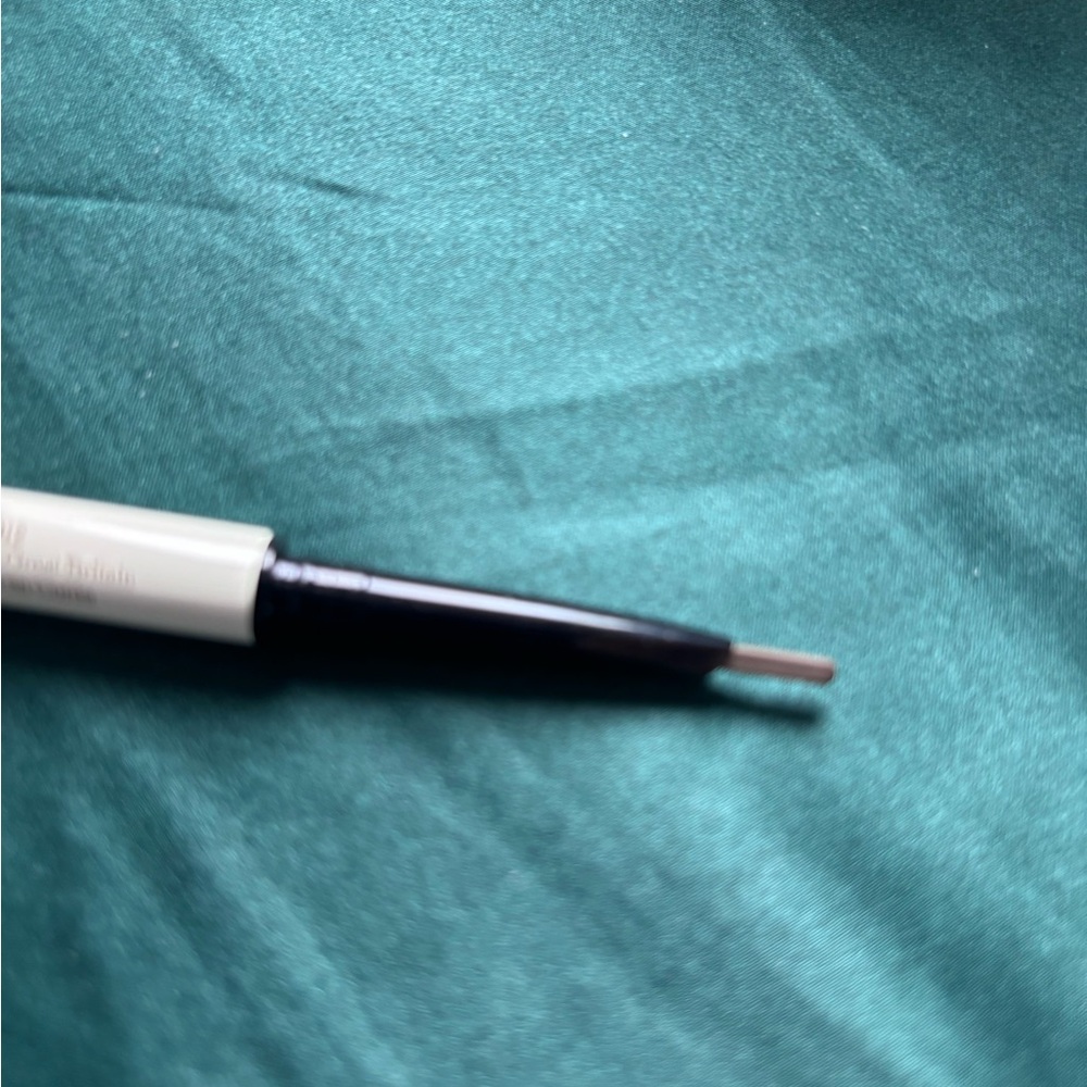 Victoria Beckham baby blade brow pencil in color Taupe - Picture 4 of 6